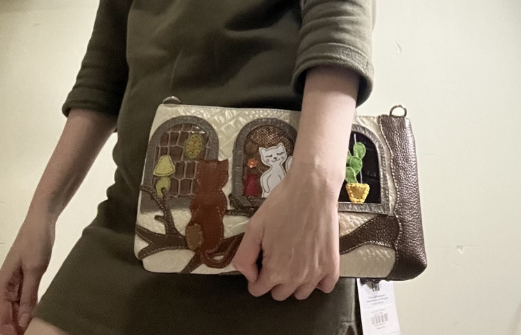 Она чуть уже листа А4. Освещение домашнее), вот так она выглядит на фоне бедер 50го размера