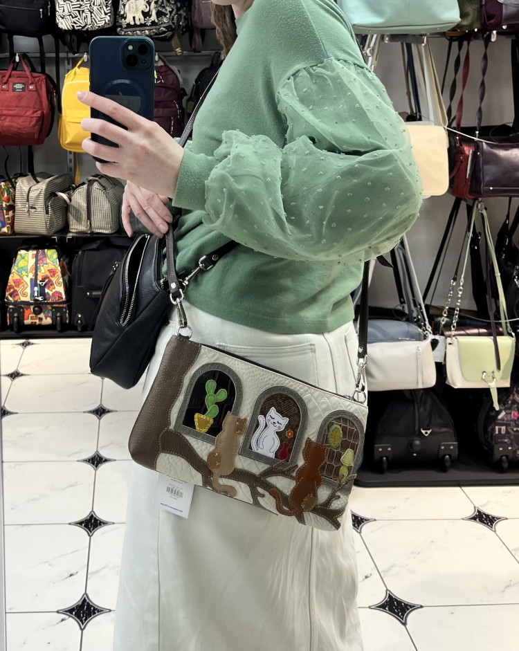 Сумка идет с длинным плечевым ремнем. Я отрезаю его в мастерской под свой рост