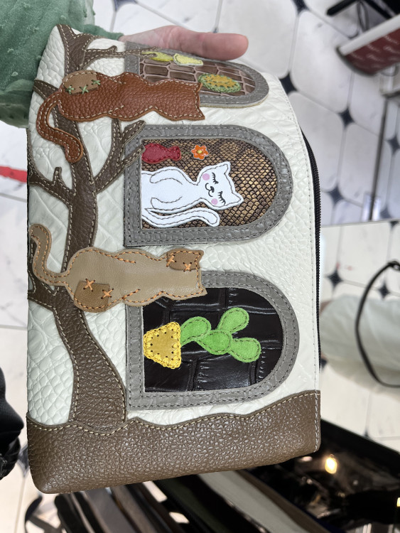 Для меня в именно этом дизайне один минус- мне не нравится это темное окно! Но сумка ручной работы и это всегда «киндер сюрприз» 😁 каких оттенков её привезут