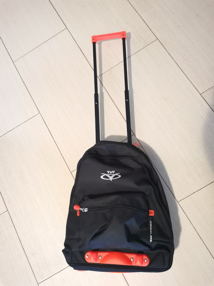 Ручка выдвигает я легко, объем за счёт открытия молний увеличивается существенно. Текстиль обычный, выглядит прочным.