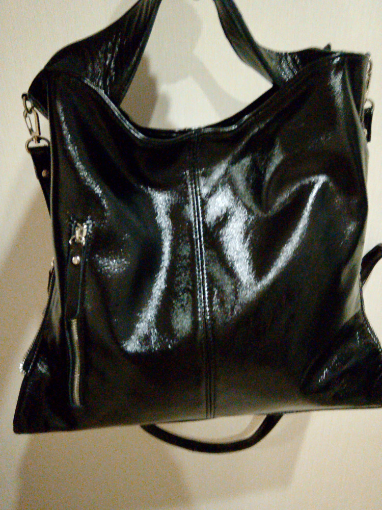 Кожа очень мягкая, приятная, внутренние кармашки сделаны очень качественно и удобны в использовании