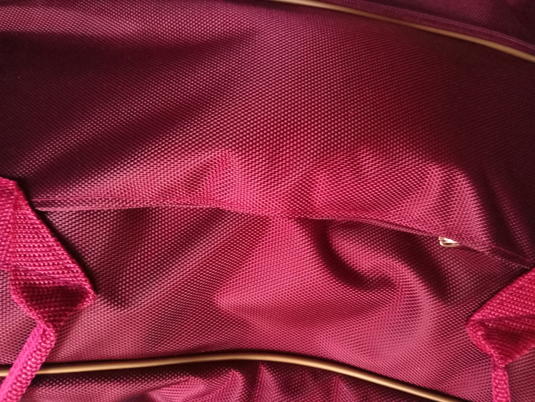 яркая, очень плотная ткань, надёжные ручки, внутренний, и наружный кармашки, умеет увеличить размер - внизу сумки молния, для увеличения её высоты.